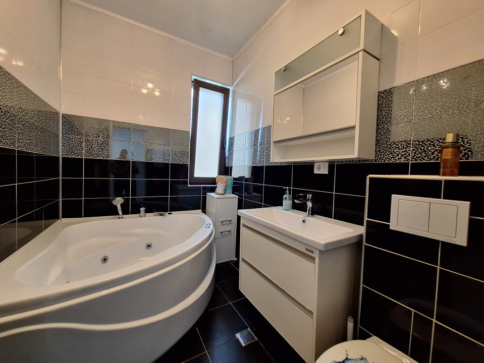 Apartament cu 3 camere, 68 mp, balcon, zona Terra