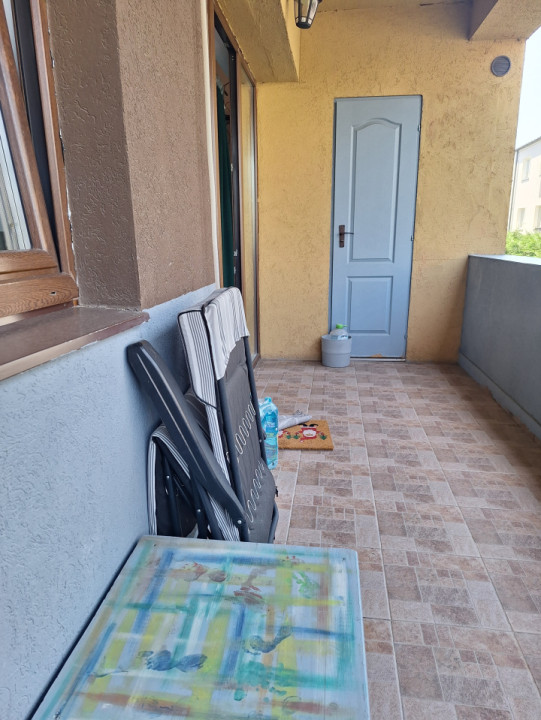 Apartament cu 3 camere, 68 mp, balcon, zona Terra