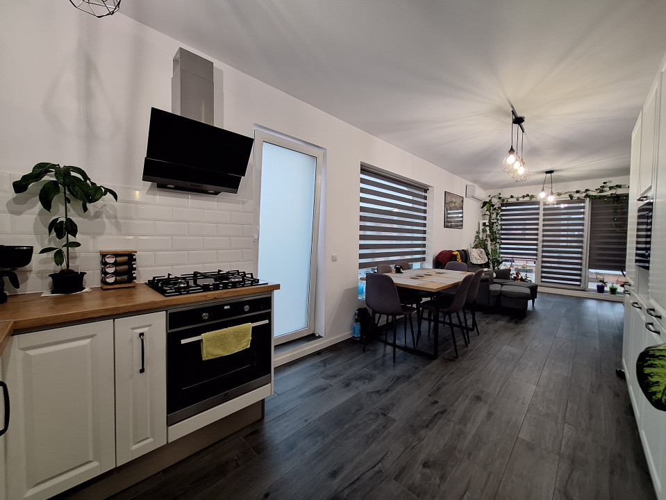 Apartament cu 3 camere, 63 mp, terasa de 88 mp, zona Cetatii