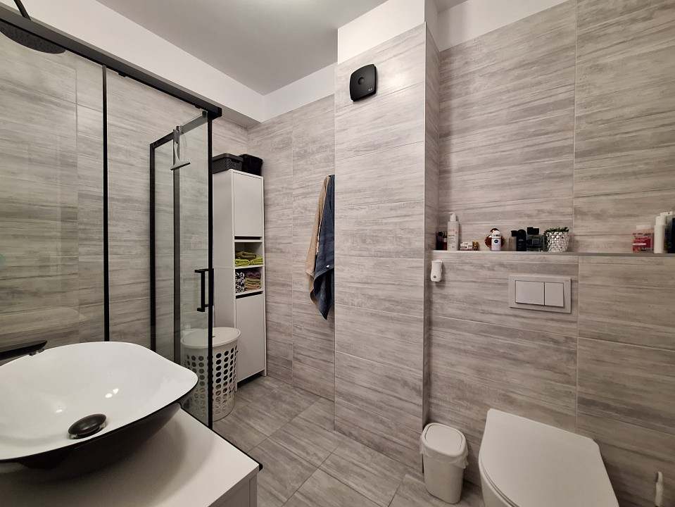 Apartament cu 3 camere, 63 mp, terasa de 88 mp, zona Cetatii