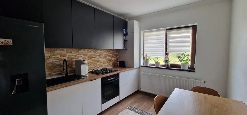 Apartament cu 3 camere, parcare, balcon, zona Stejarului