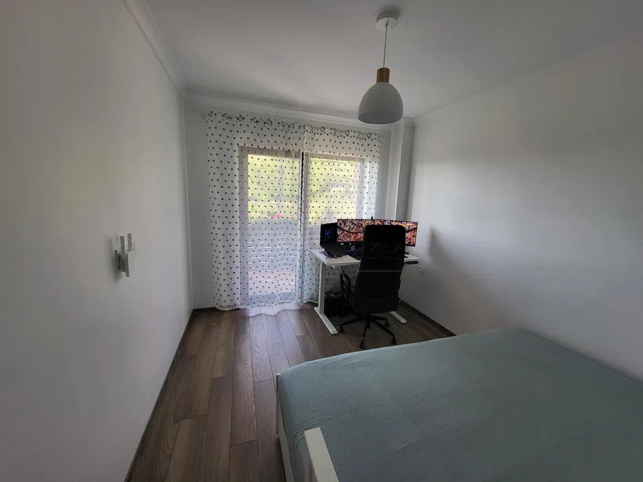 Apartament cu 3 camere, parcare, balcon, zona Stejarului