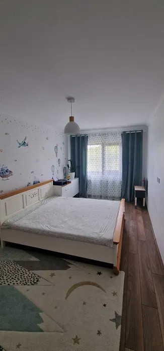 Apartament cu 3 camere, parcare, balcon, zona Stejarului