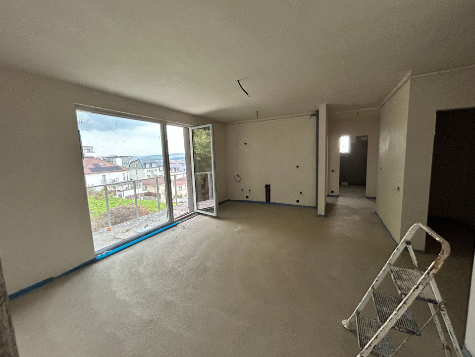 Apartament 3 camere, 62 mp, terasa 75 mp, semifinisat, zona Teilor