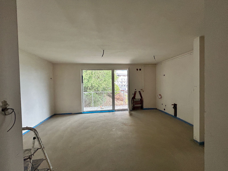 Apartament 3 camere, 62 mp, terasa 75 mp, semifinisat, zona Teilor