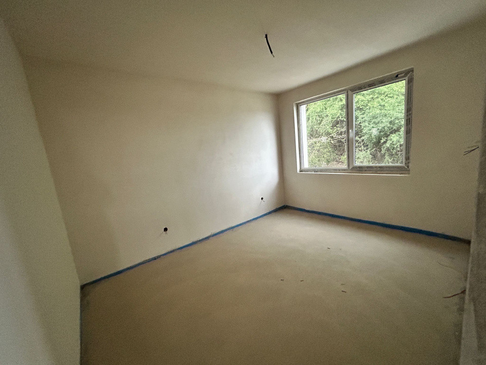 Apartament 3 camere, 62 mp, terasa 75 mp, semifinisat, zona Teilor