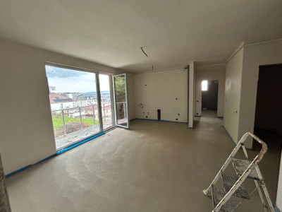 Apartament 3 camere, 62 mp, terasa 75 mp, semifinisat, zona Teilor