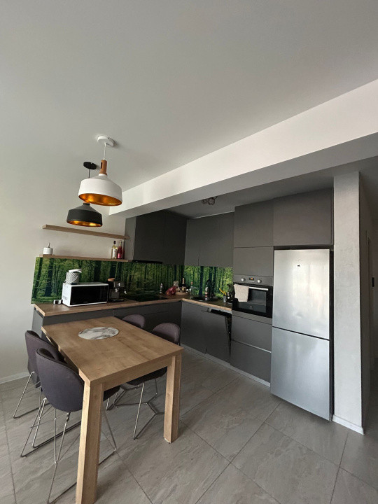 Se închiriază apartament cu 2 camere, ultra finisat, mobilat, și utilat 