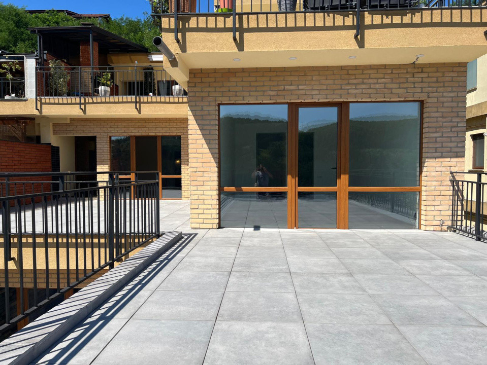 Apartament de 4 camere, 120 mp, terasa de 70 mp, view SUPERB, zona Vivo