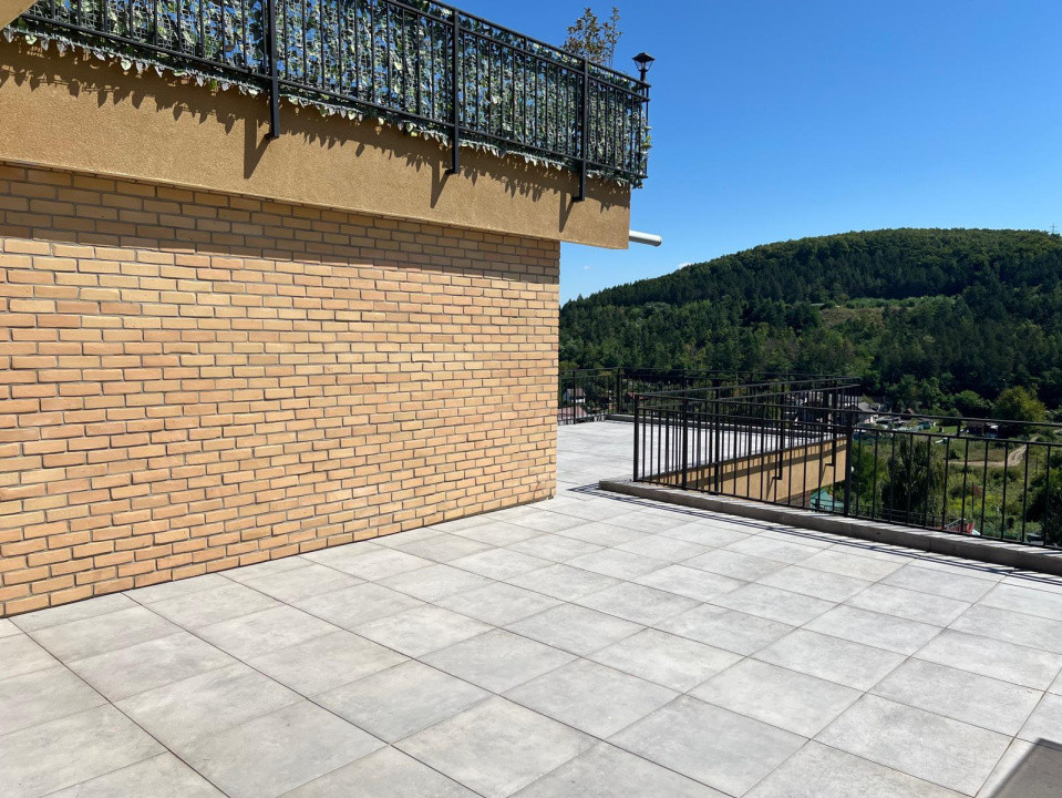 Apartament de 4 camere, 120 mp, terasa de 70 mp, view SUPERB, zona Vivo