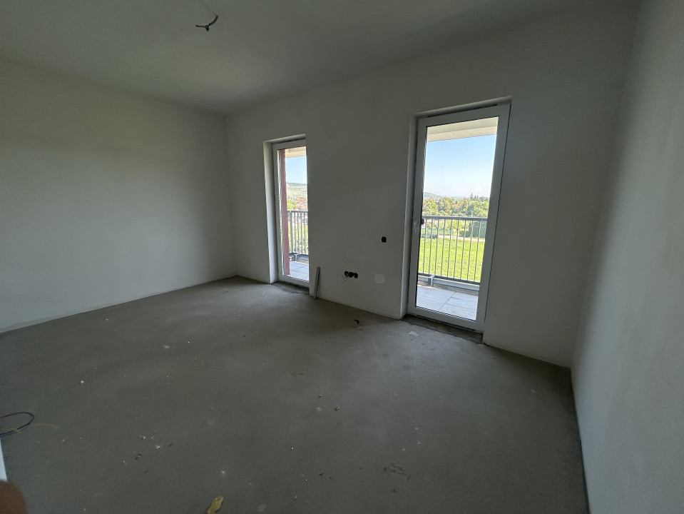 Apartament 3 camere , semidecomandat, semifinisat,  80 mp, zona Avram Iancu
