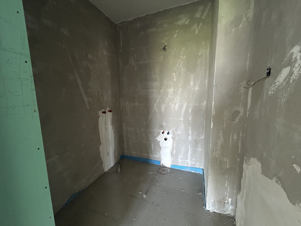 Apartament 3 camere , semidecomandat, semifinisat,  80 mp, zona Avram Iancu