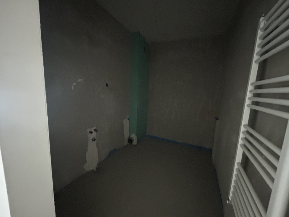 Apartament 3 camere , semidecomandat, semifinisat,  80 mp, zona Avram Iancu