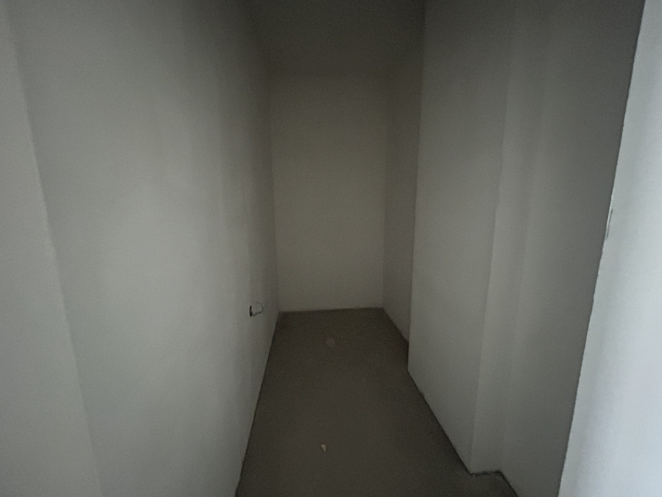 Apartament 3 camere , semidecomandat, semifinisat,  80 mp, zona Avram Iancu