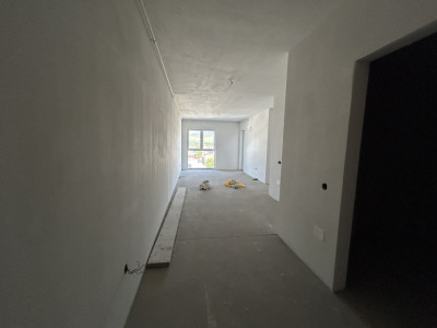 Apartament 3 camere , semidecomandat, semifinisat,  80 mp, zona Avram Iancu