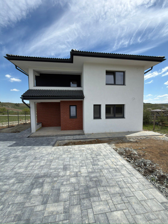 Casa individuala 5 camere, 142 mp utili, 660 mp curte !, Lac Chinteni!
