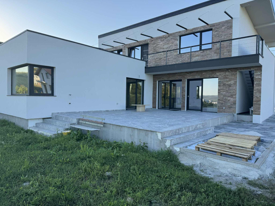 Vila de lux, 220 mp, la cheie, Dezmir 