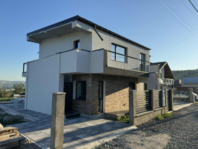 Vila de lux, 220 mp, la cheie, Dezmir 