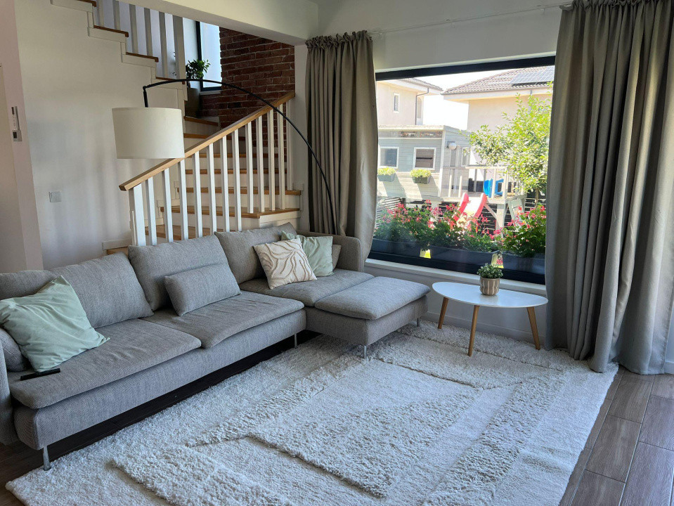  Casă modernă cu panouri fotovoltaice și curte amenajată, Dezmir