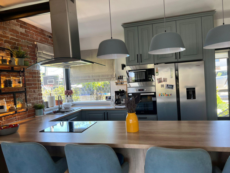  Casă modernă cu panouri fotovoltaice și curte amenajată, Dezmir