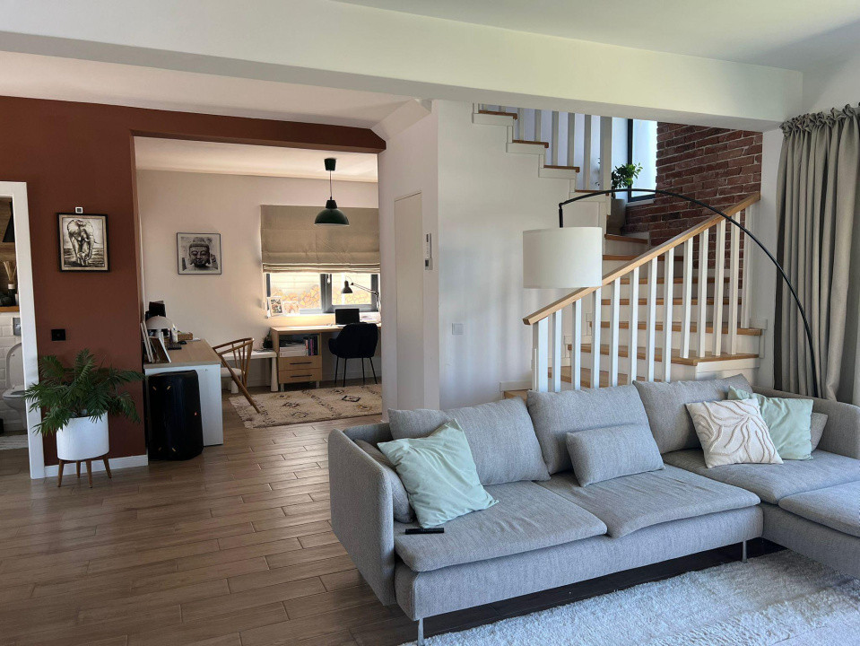  Casă modernă cu panouri fotovoltaice și curte amenajată, Dezmir