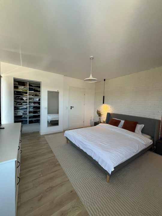  Casă modernă cu panouri fotovoltaice și curte amenajată, Dezmir