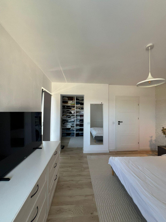  Casă modernă cu panouri fotovoltaice și curte amenajată, Dezmir