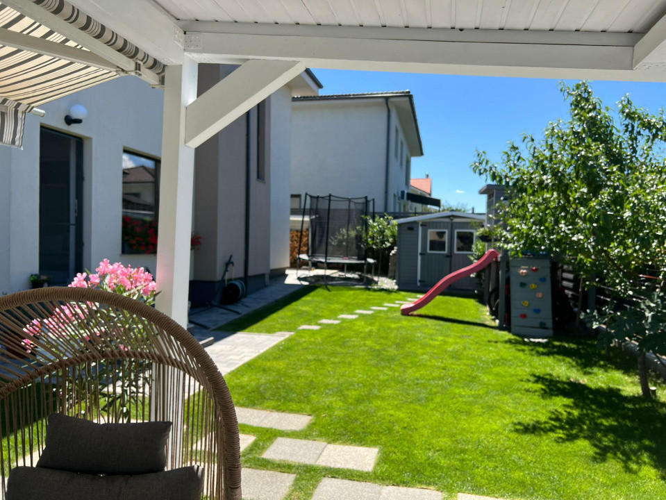  Casă modernă cu panouri fotovoltaice și curte amenajată, Dezmir