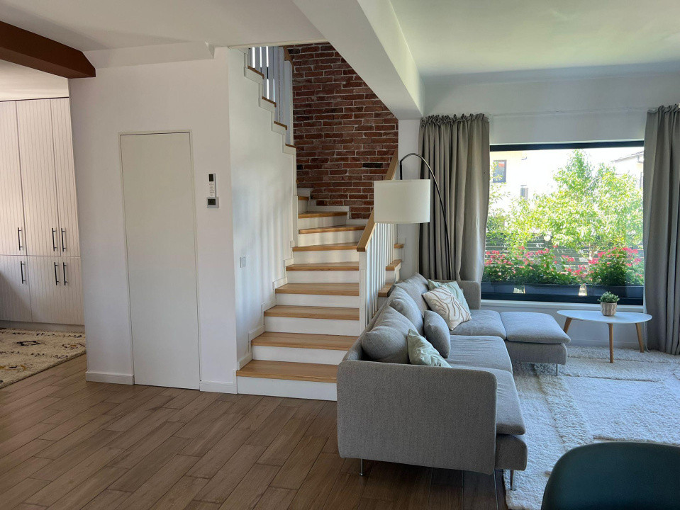  Casă modernă cu panouri fotovoltaice și curte amenajată, Dezmir