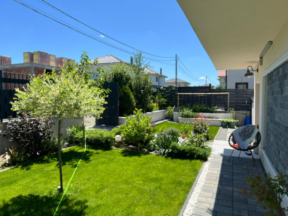  Casă modernă cu panouri fotovoltaice și curte amenajată, Dezmir