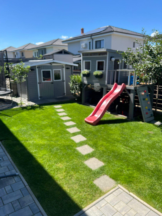  Casă modernă cu panouri fotovoltaice și curte amenajată, Dezmir