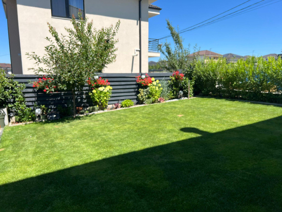  Casă modernă cu panouri fotovoltaice și curte amenajată, Dezmir