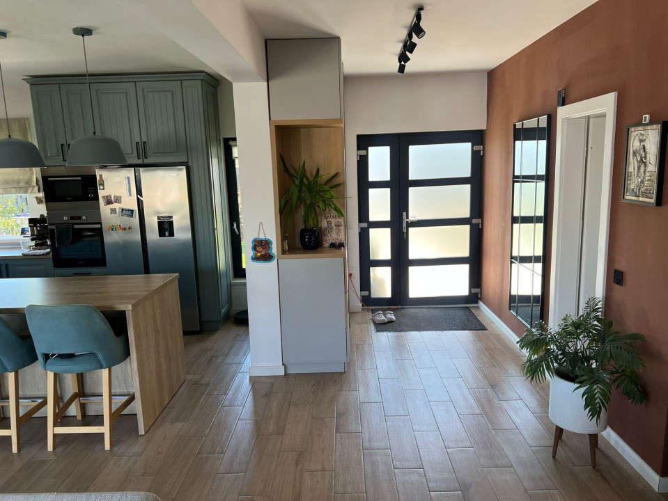  Casă modernă cu panouri fotovoltaice și curte amenajată, Dezmir