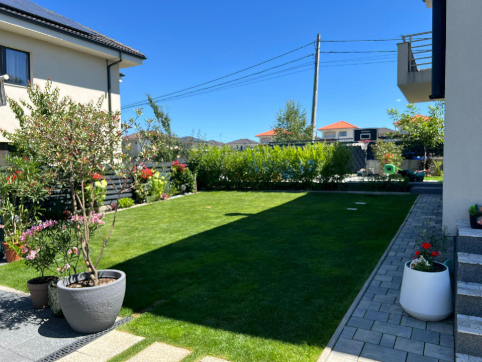  Casă modernă cu panouri fotovoltaice și curte amenajată, Dezmir