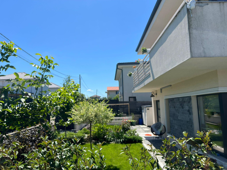  Casă modernă cu panouri fotovoltaice și curte amenajată, Dezmir