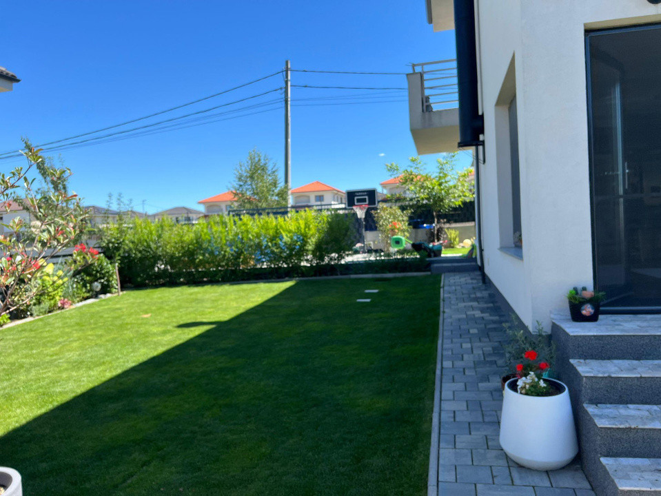  Casă modernă cu panouri fotovoltaice și curte amenajată, Dezmir