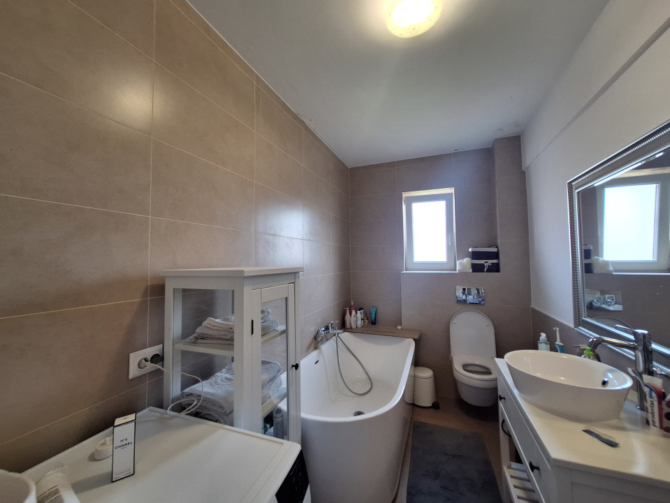 Apartament cu 3 camere, 61 mp, balcon, zona Muzeul Apei