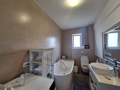 Apartament cu 3 camere, 61 mp, balcon, zona Muzeul Apei