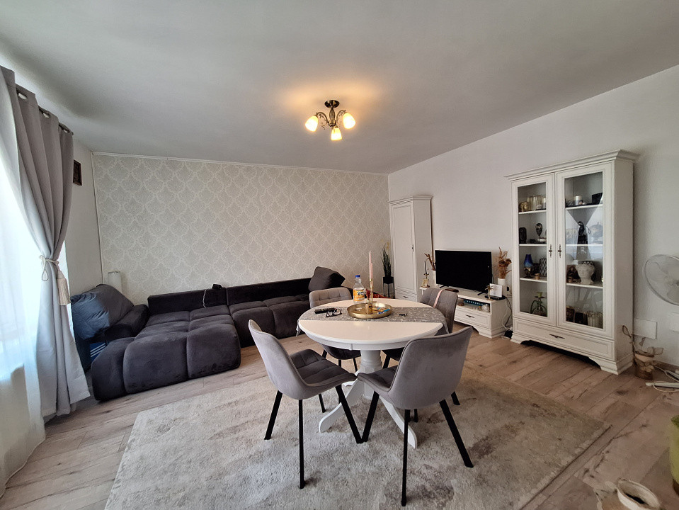 Apartament cu 2 camere, 57 mp, balcon, zona Razoare