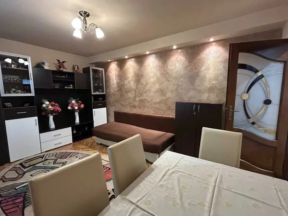 Apartament cu 3 camere si baclon, 75 mp, zona strazii Agricultorilor