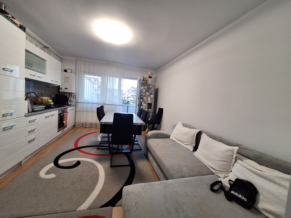 Apartament cu 3 camere, 54 mp, balcon, zona Terra