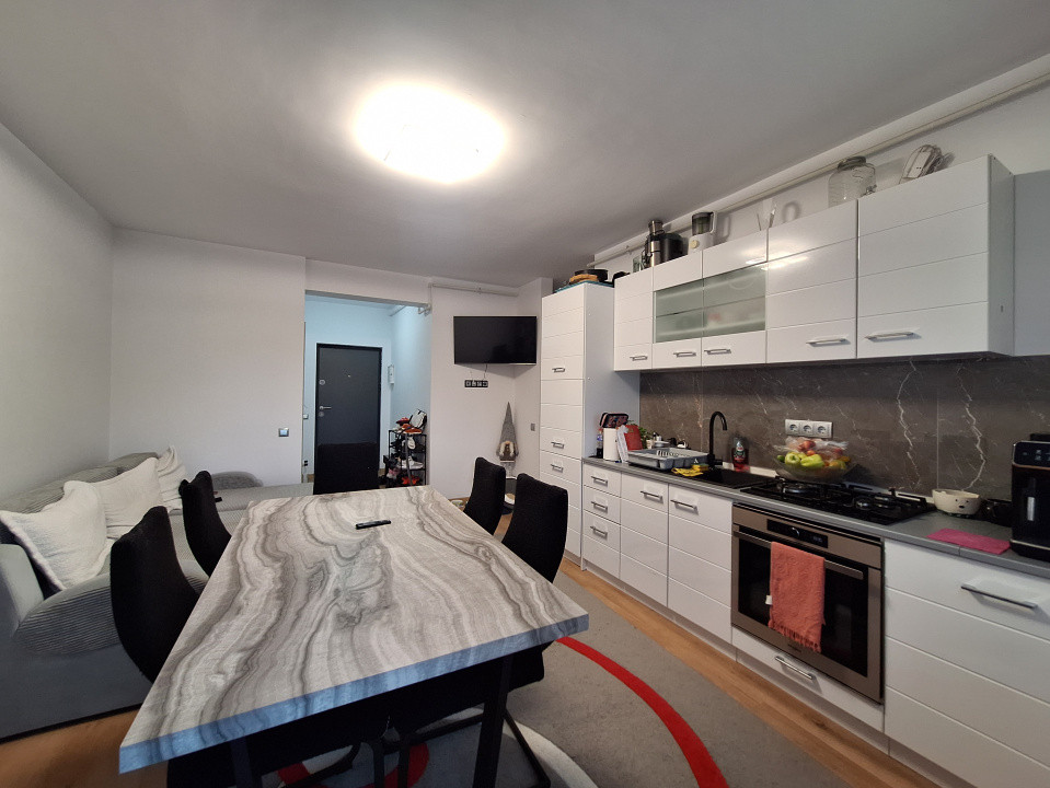 Apartament cu 3 camere, 54 mp, balcon, zona Terra