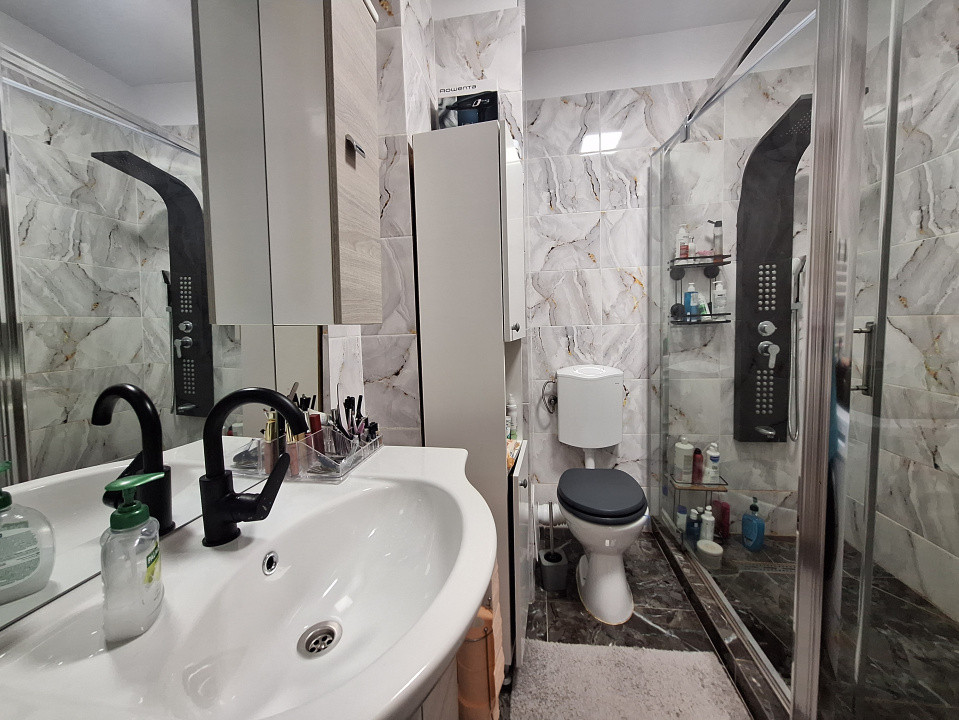 Apartament cu 3 camere, 54 mp, balcon, zona Terra