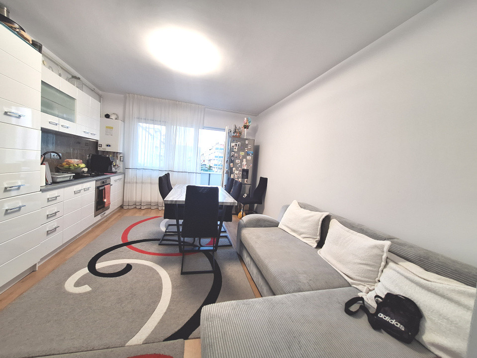 Apartament cu 3 camere, 54 mp, balcon, zona Terra