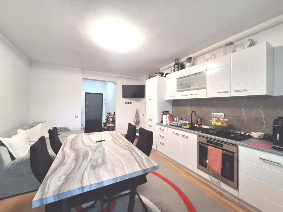 Apartament cu 3 camere, 54 mp, balcon, zona Terra