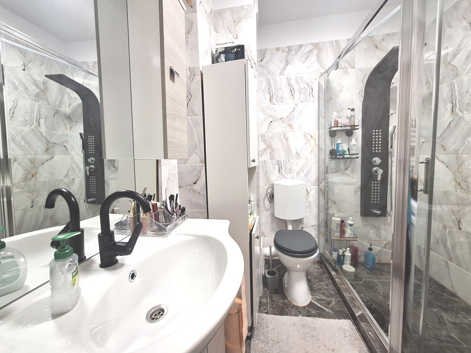 Apartament cu 3 camere, 54 mp, balcon, zona Terra