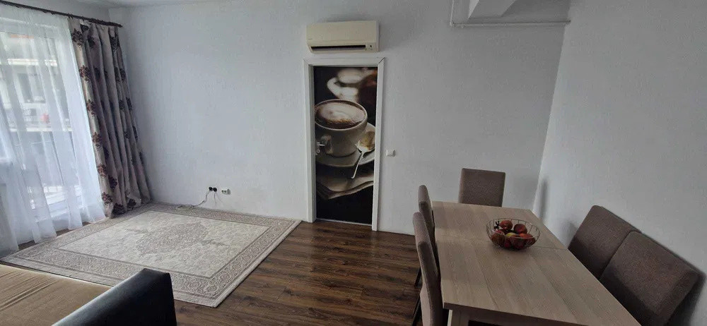 Apartament 3 camere, cu parcare, de închiriat.