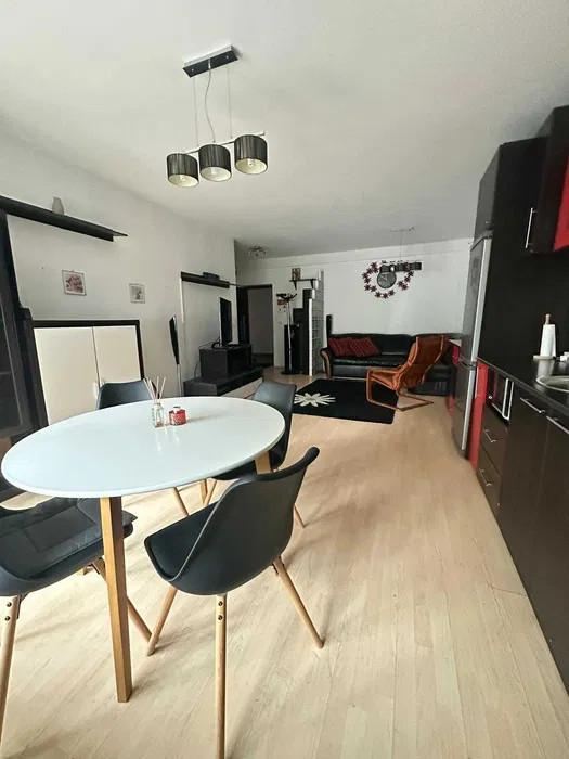 Apartament cu 2 camere, 50 mp, etaj intermediar, cu parcare, zona Petrom