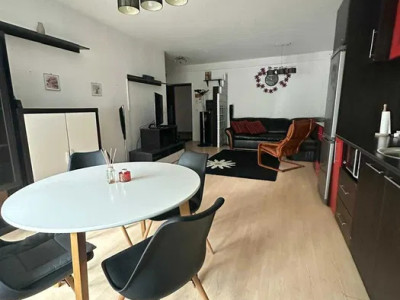 Apartament cu 2 camere, 50 mp, etaj intermediar, cu parcare, zona Petrom