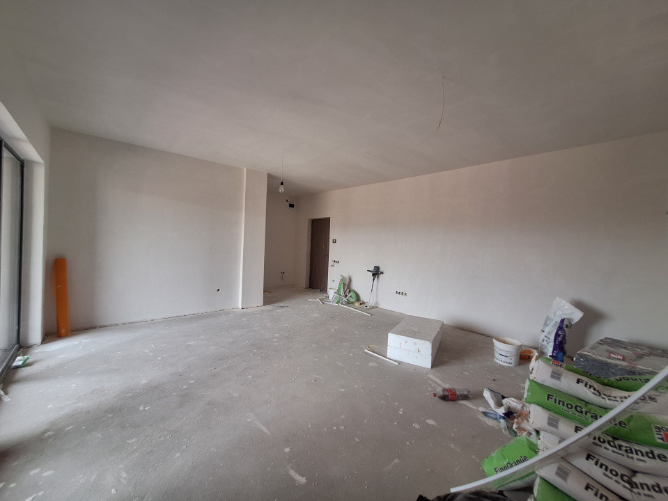 Apartament cu 3 camere, semifinisat, terasa, zona Parcului Poligon